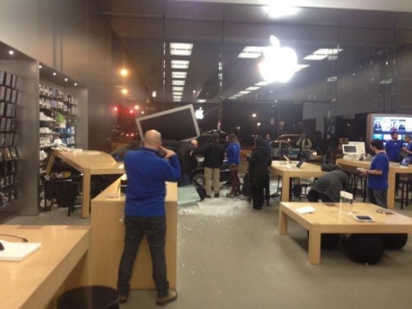 картинка к статье авария в Apple Store - бывает и такое!